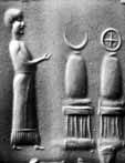 Darstellung eines babylonischen Priesters mit astrologischen Symbolen